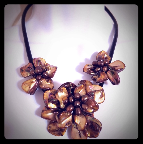 Lovely brown floral statement necklace - Picture 4 of 5